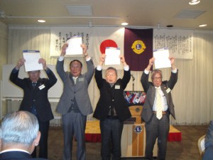 LCIF$1,000献金をされたL嶋﨑、L矢田部、L宮澤、L永井へラペルピンと感謝状の贈呈