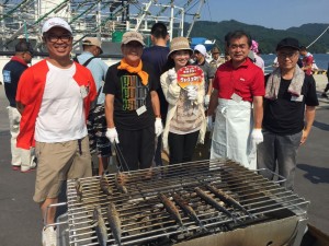 さんま焼き中　女性は大沢桃子さん