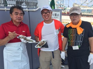 焼き立てさんま試食中