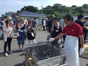 宝さんま焼き師が準備中