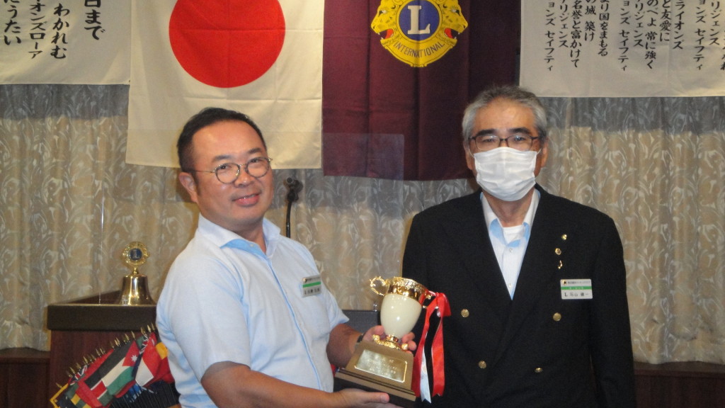 ゴルフ同好会 むらさき会の200回記念コンペはL佐藤（左）が優勝！